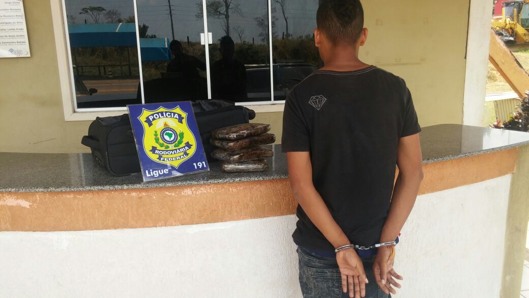 Colombiano de 23 anos é preso com três quilos de maconha em fundo falso de mala