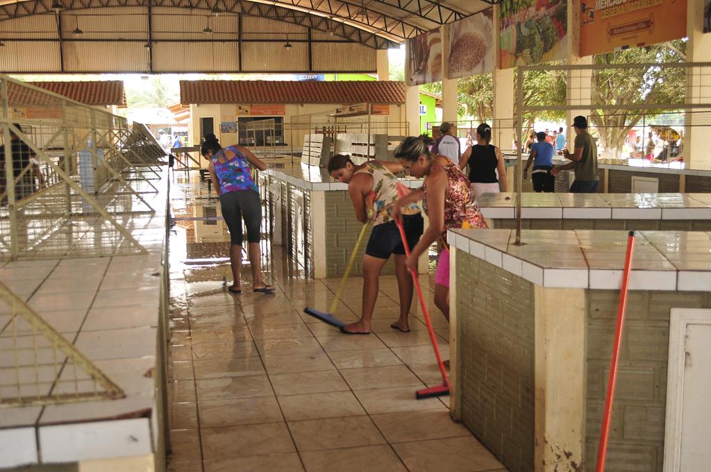 Prefeitura de Sena realiza mutirão de limpeza na Feira dos Colonos