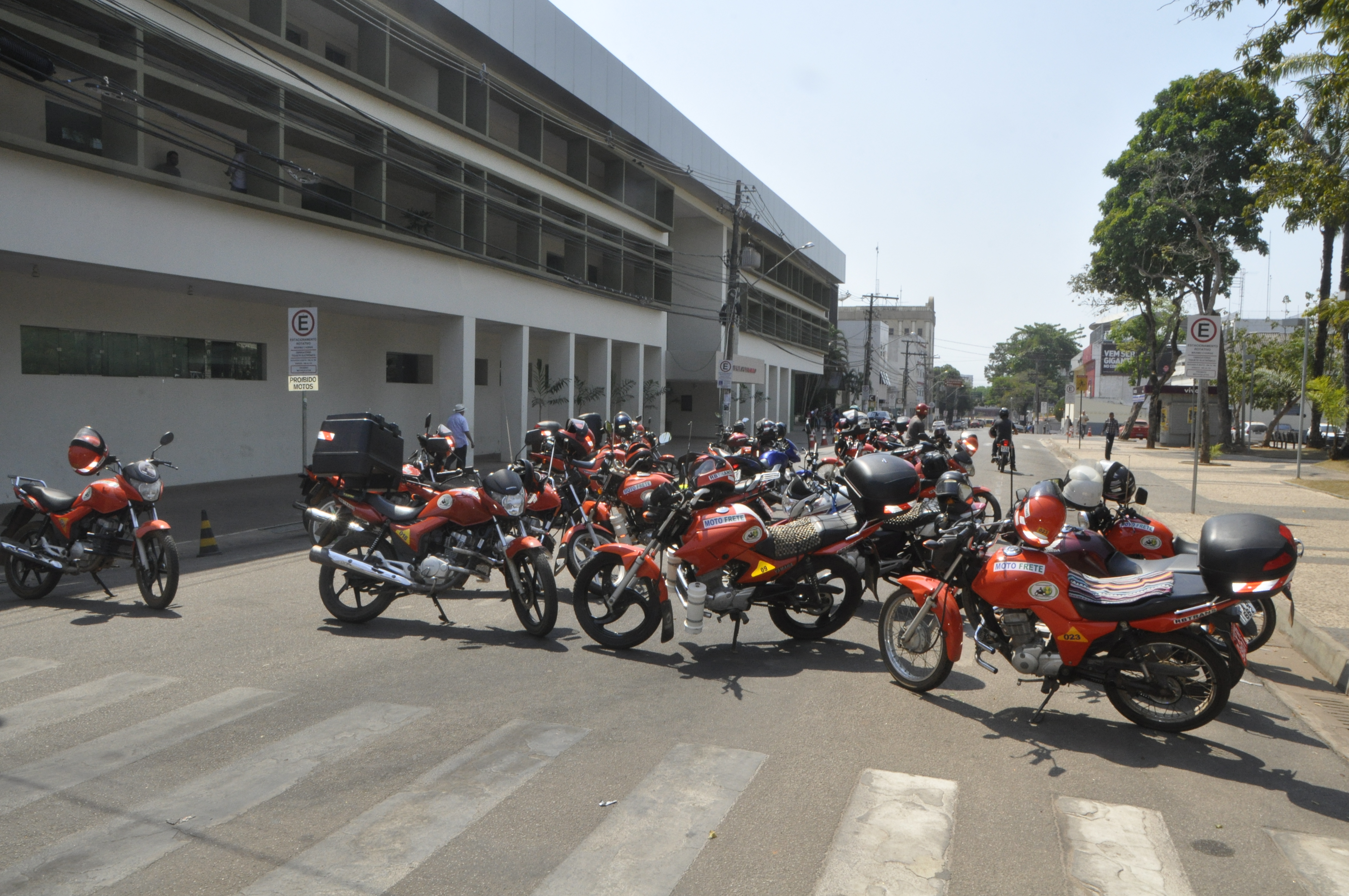 Motofretistas voltam a realizar protesto no centro de Rio Branco