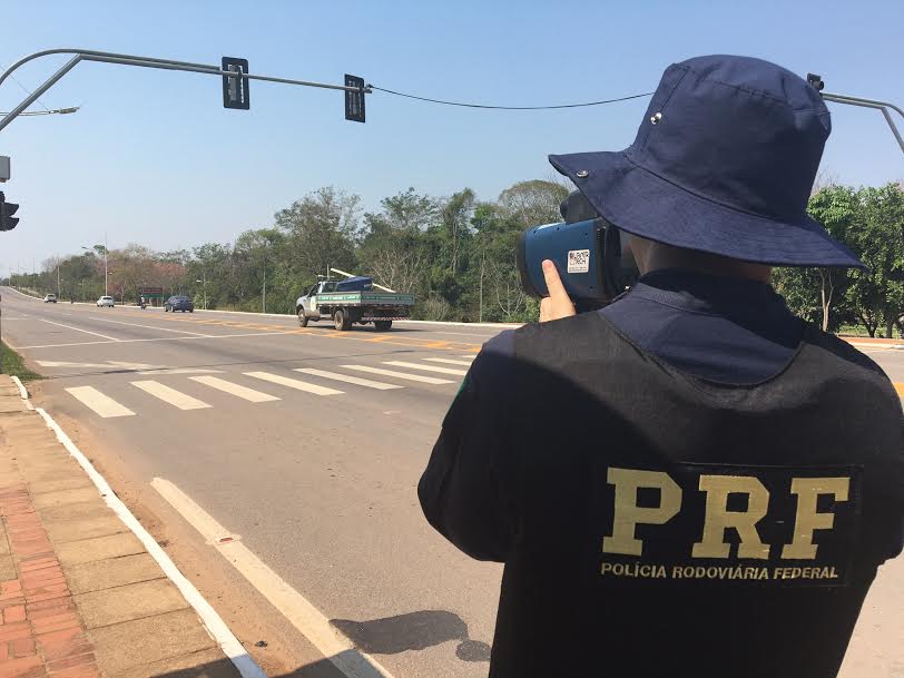 PRF fiscaliza tráfego de veículos na BR-364; faróis desligados pode render resultar em multa