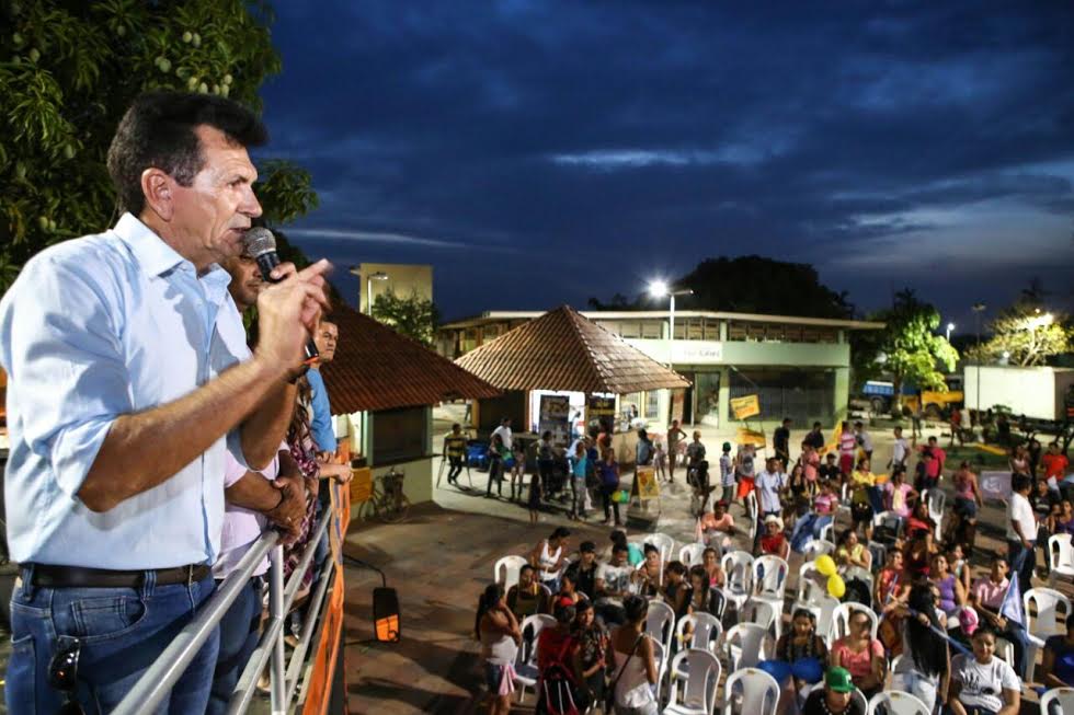 Em meio à festa popular com centenas de pessoas, Vaz lança candidatura a prefeito