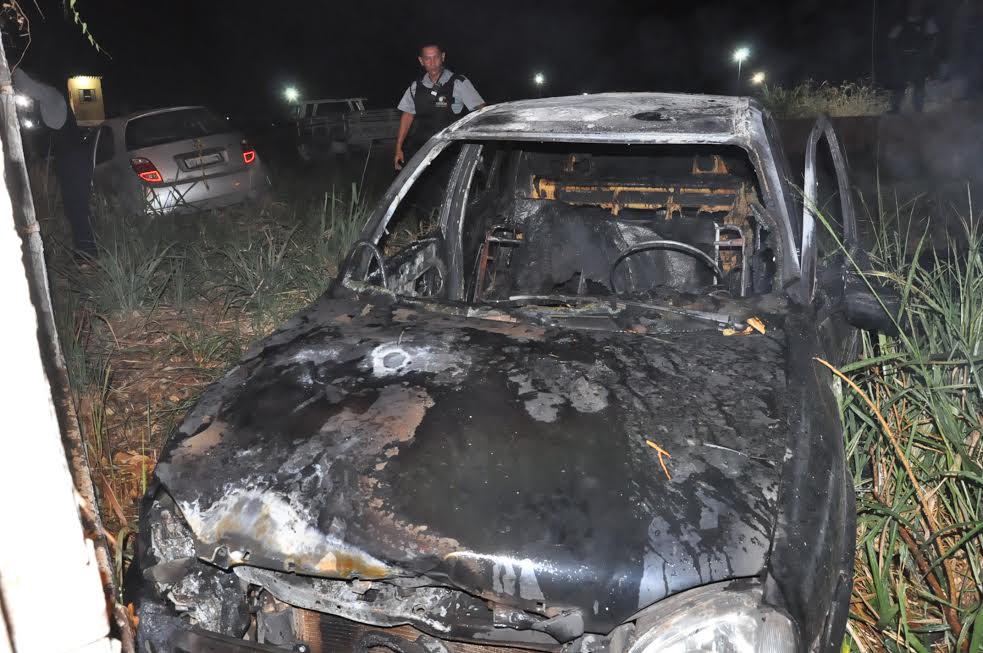 Criminosos afrontam a polícia mais uma vez e ateiam fogo em carro no pátio do Detran
