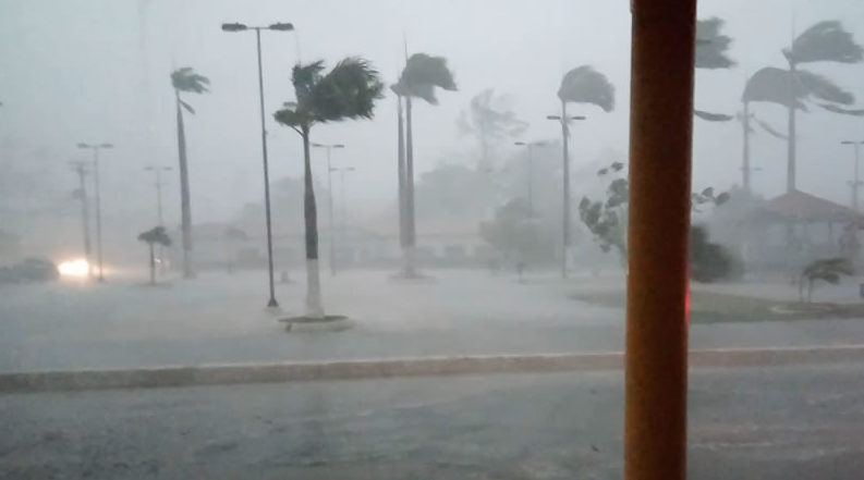 Tempestade com raios e ventos devastadores atinge cidades da fronteira