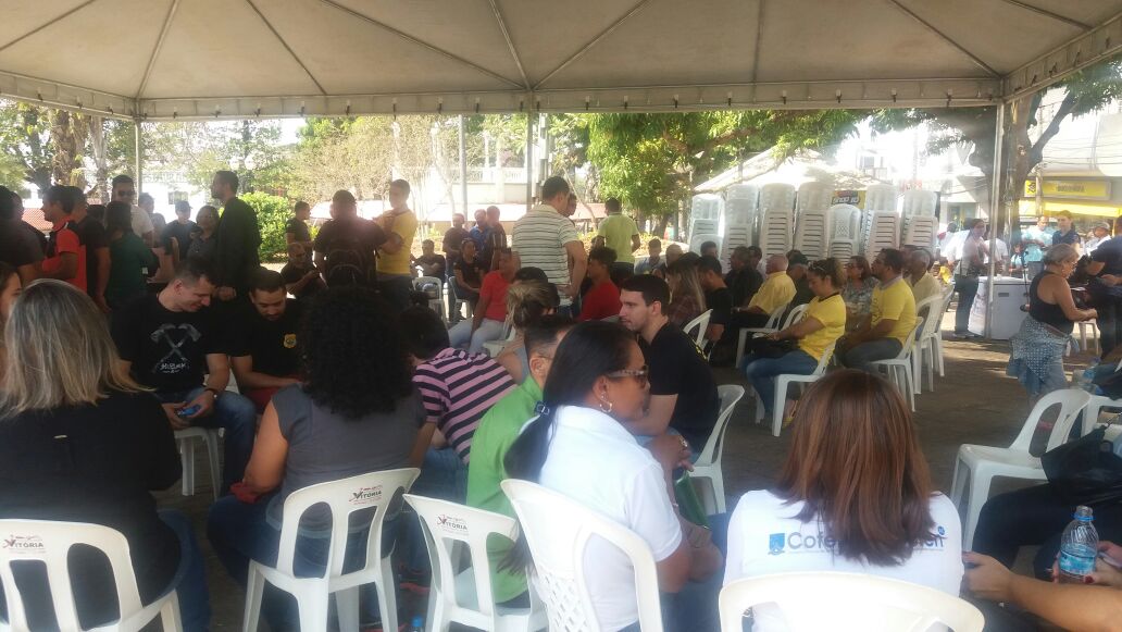 Servidores públicos realizam manifestação contra aprovação do PLP 527