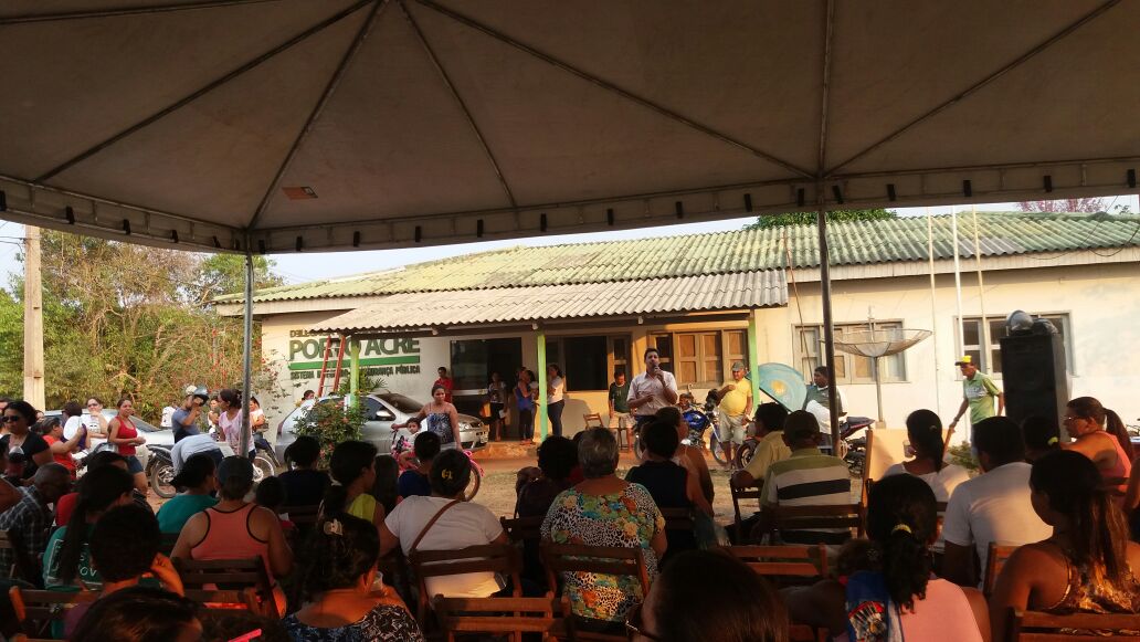 População protesta em frente à delegacia em busca de respostas sobre desaparecido