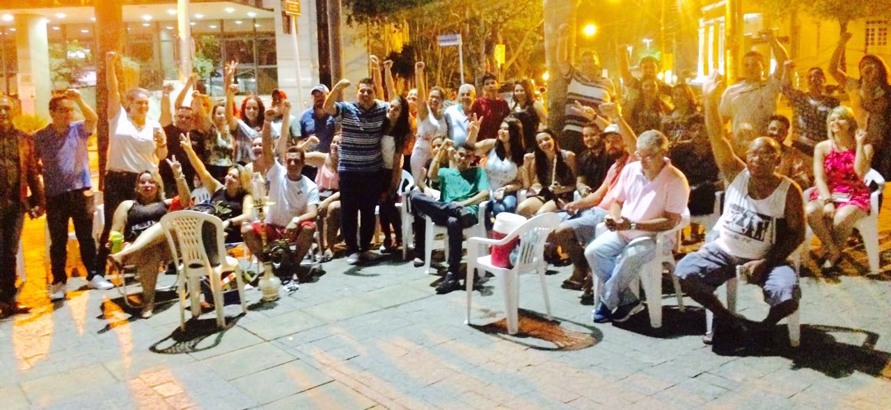 Com tereré e muita música, Anderson Sandro reúne apoiadores em frente ao Palácio Rio Branco