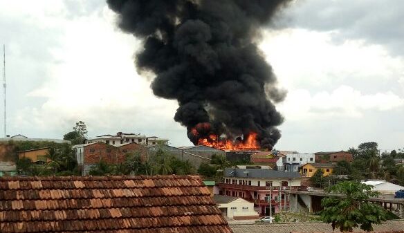 Incêndio destrói escola infantil em Cruzeiro do Sul; crianças são retiradas a tempo