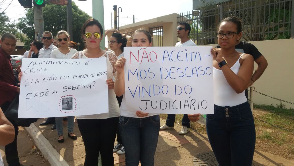 Amigos e familiares de jovem desaparecida há 10 dias realizam protesto em frente à FAAO