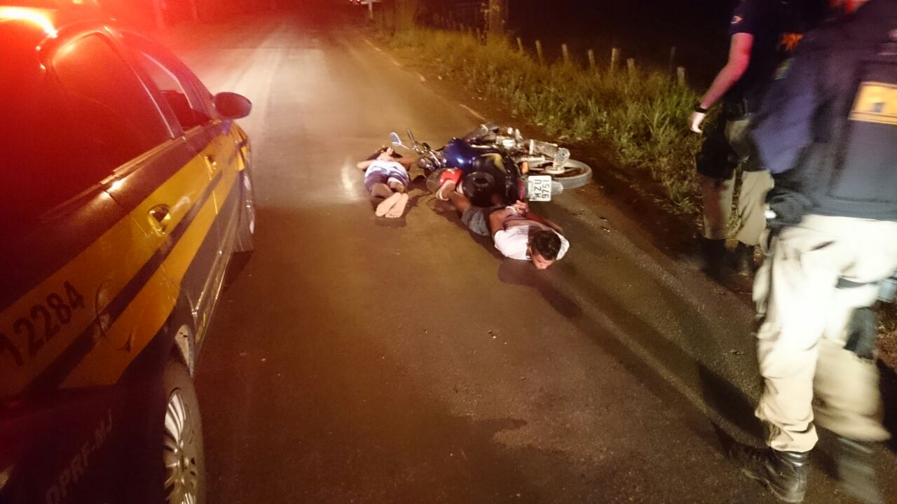 Após perseguição, Polícia Rodoviária Federal prende dupla portando arma de fogo na Via Verde
