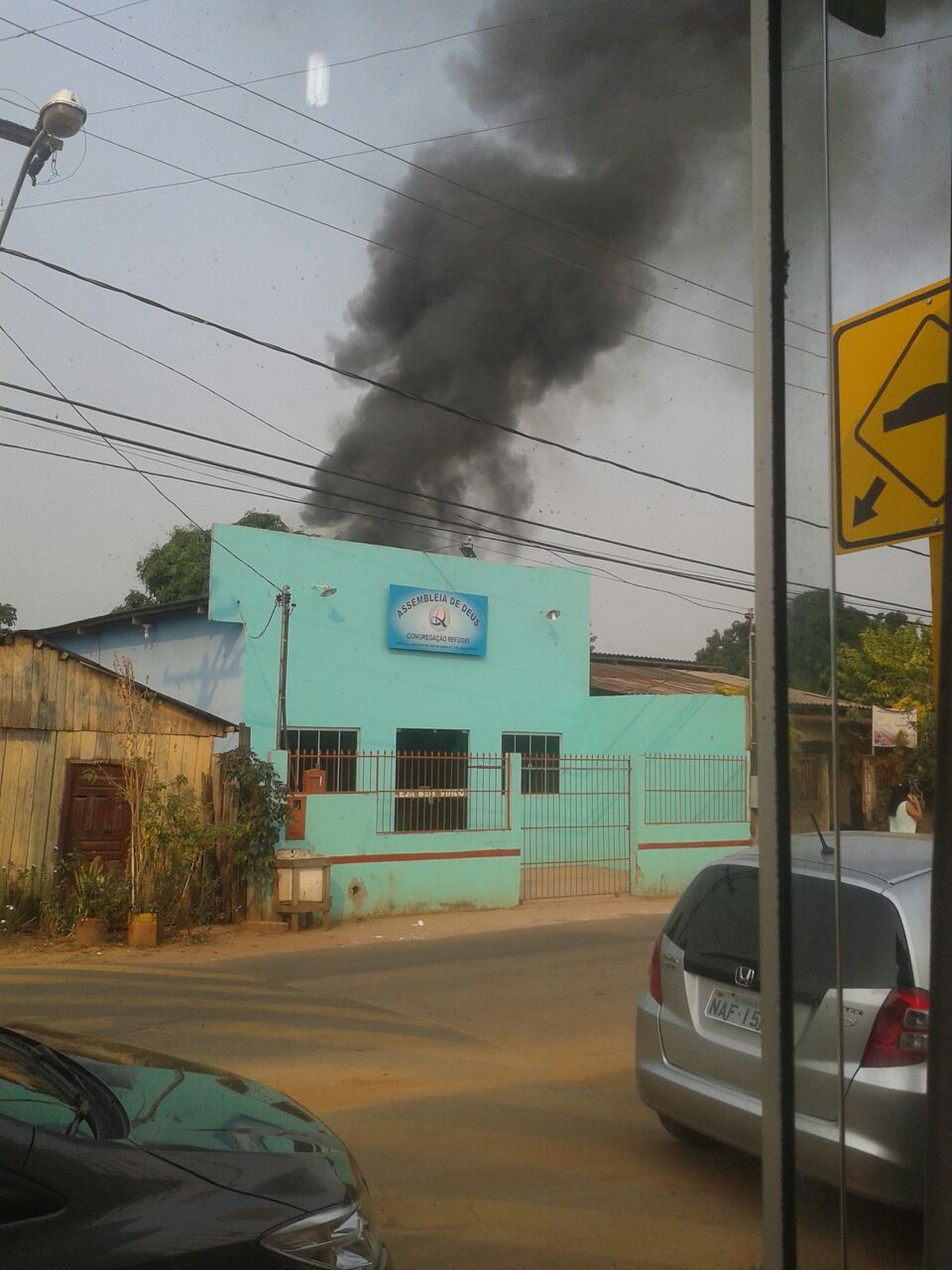 Casa pega fogo e assusta moradores da Rua Rio Grande do Sul em Rio Branco
