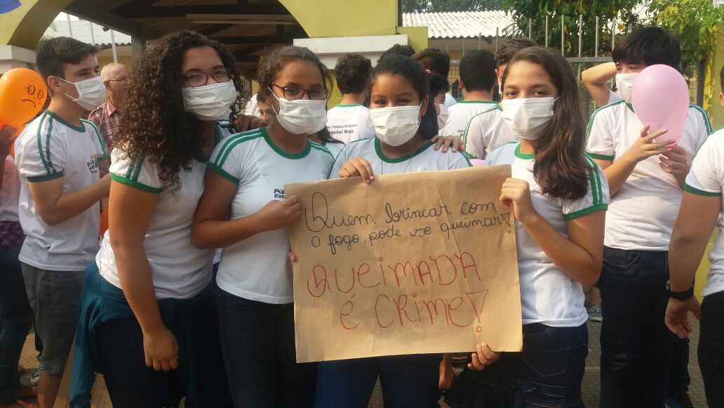 Alunos desmaiam por causa de fumaça intensa; “escola parece ambulatório”, diz diretora