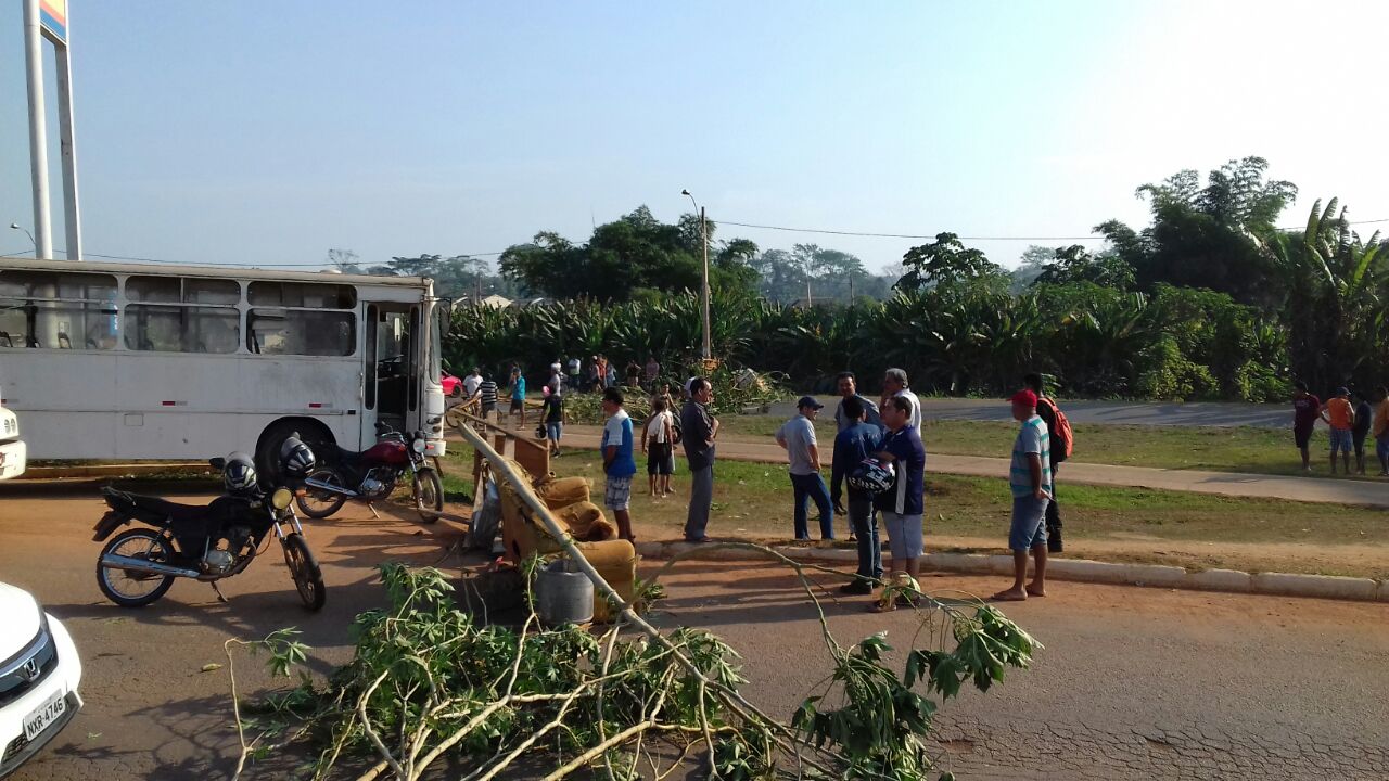 Moradores interditam rua em protesto: “Não existe rua, só buracos e lama”