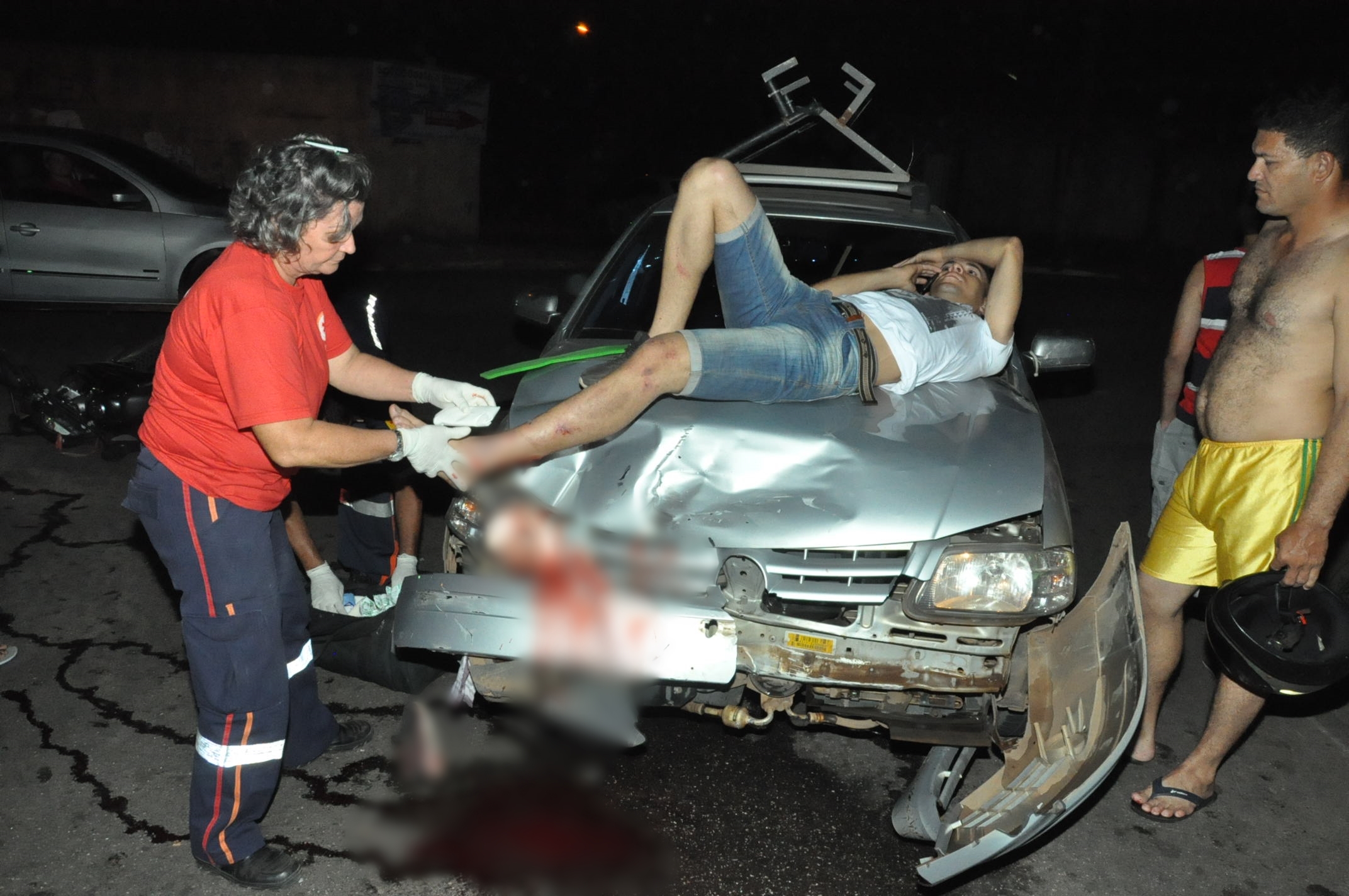 Acidente entre carro e moto deixa homem com fratura na perna na Isaura Parente