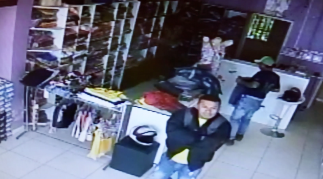Bolivianos são flagrados por câmeras enquanto furtavam loja