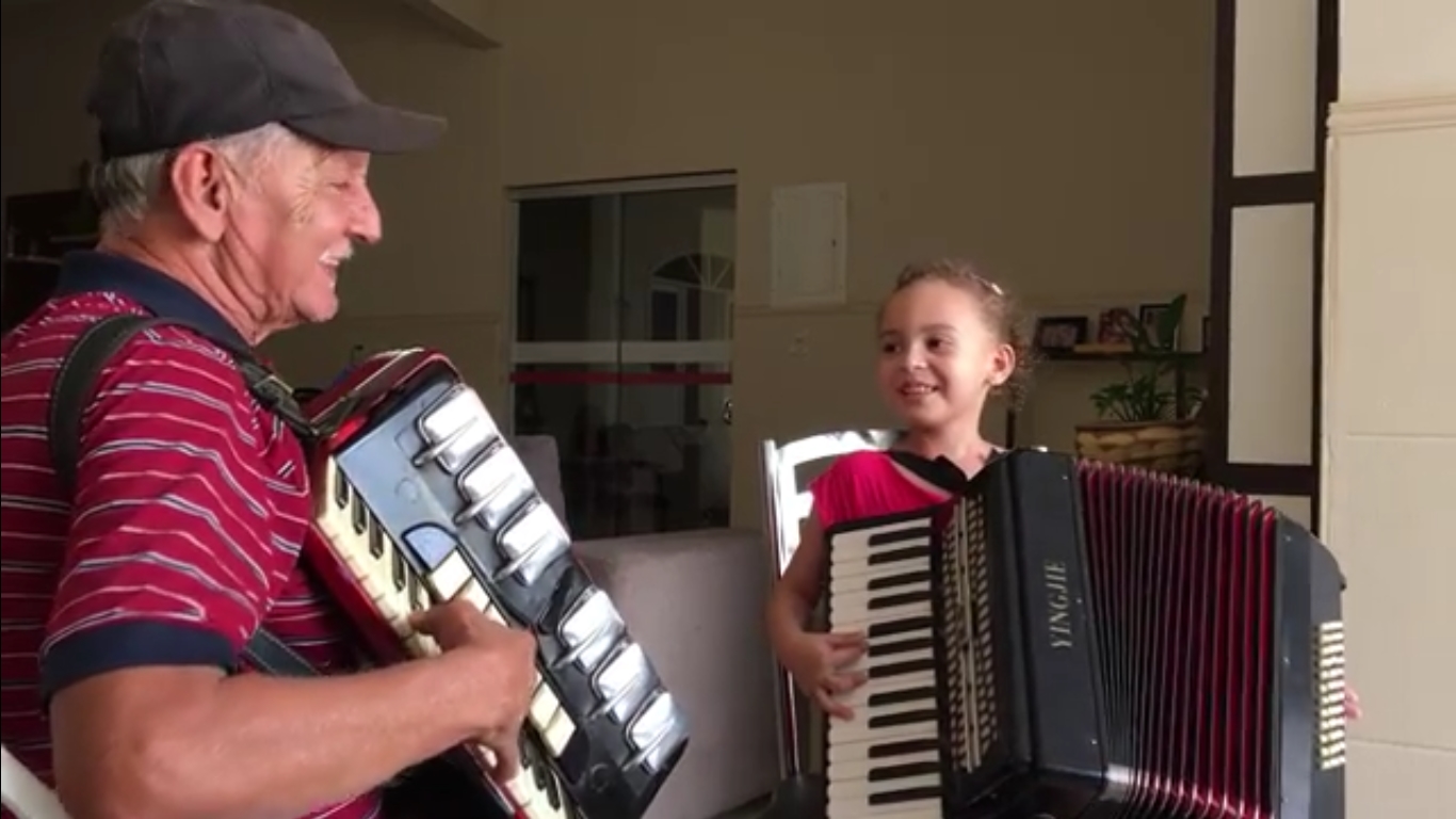 Vídeo: menina de cinco anos que perdeu a mãe ao nascer, já toca sanfona junto ao avô