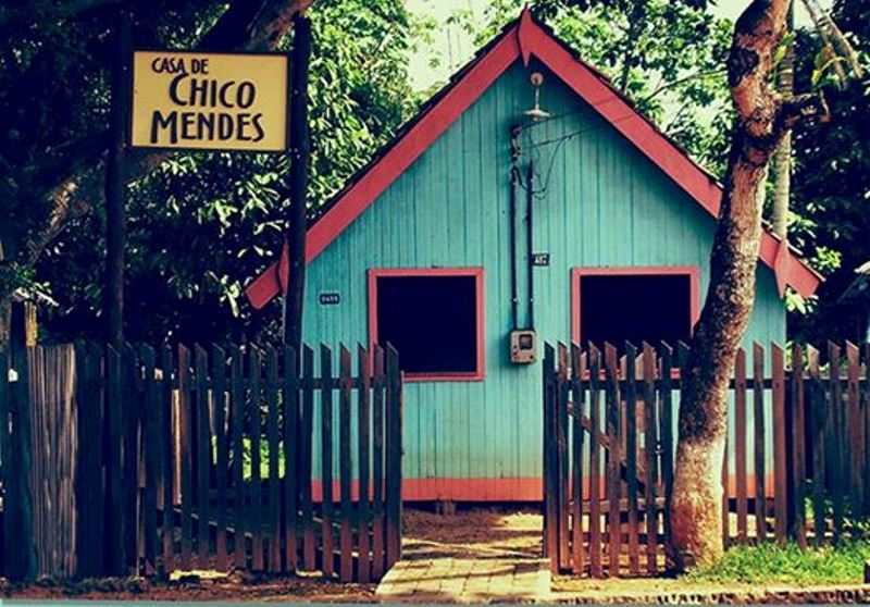 Homens que planejavam incendiar casa de Chico Mendes são presos em Xapuri