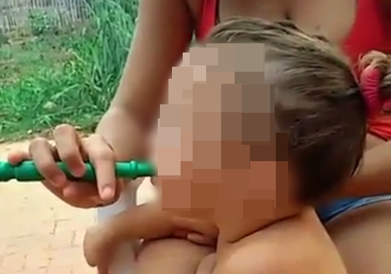 Mulher oferece narguilé a uma criança; imagens são espalhadas no Whatsapp