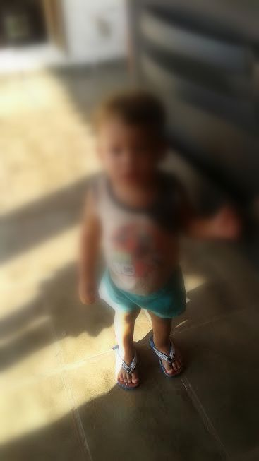 Criança morre afogada em piscina enquanto mãe trocava fralda do outro filho