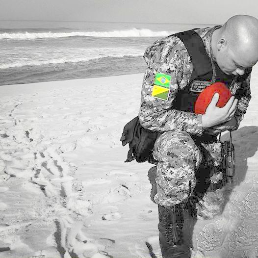 Ajoelhado em uma praia, soldado diz: “Senhor, entrego a ti meus medos e tristezas”