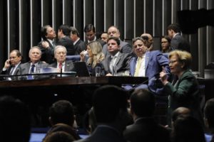 Plenário do Senado durante sessão deliberativa extraordinária para votar a Denúncia 1/2016, que trata do julgamento do processo de impeachment da presidente afastada Dilma Rousseff por suposto crime de responsabilidade.Em discurso, senadora Ana Amélia (PP-RS) faz encaminhamento a favor do impeachment da presidente afastada Dilma Rousseff. Ela destaca a atuação da sociedade na fiscalização dos políticos e diz que o Brasil sairá diferente desse processo. Mesa:primeiro-secretário da Mesa Diretora do Senado Federal, senador Vicentinho Alves (PR-TO); presidente do Senado Federal, senador Renan Calheiros (PMDB-AL);presidente do Supremo Tribunal Federal (STF), ministro Ricardo Lewandowski; secretária-geral da Presidência do Supremo Tribunal Federal (STF), Fabiane Pereira de Oliveira Duarte;terceiro-secretário da Mesa Diretora do Senado Federal, senador Gladson Cameli (PP-AC);senador Zeze Perrella (PTB-MG).Foto: Edilson Rodrigues/Agência Senado
