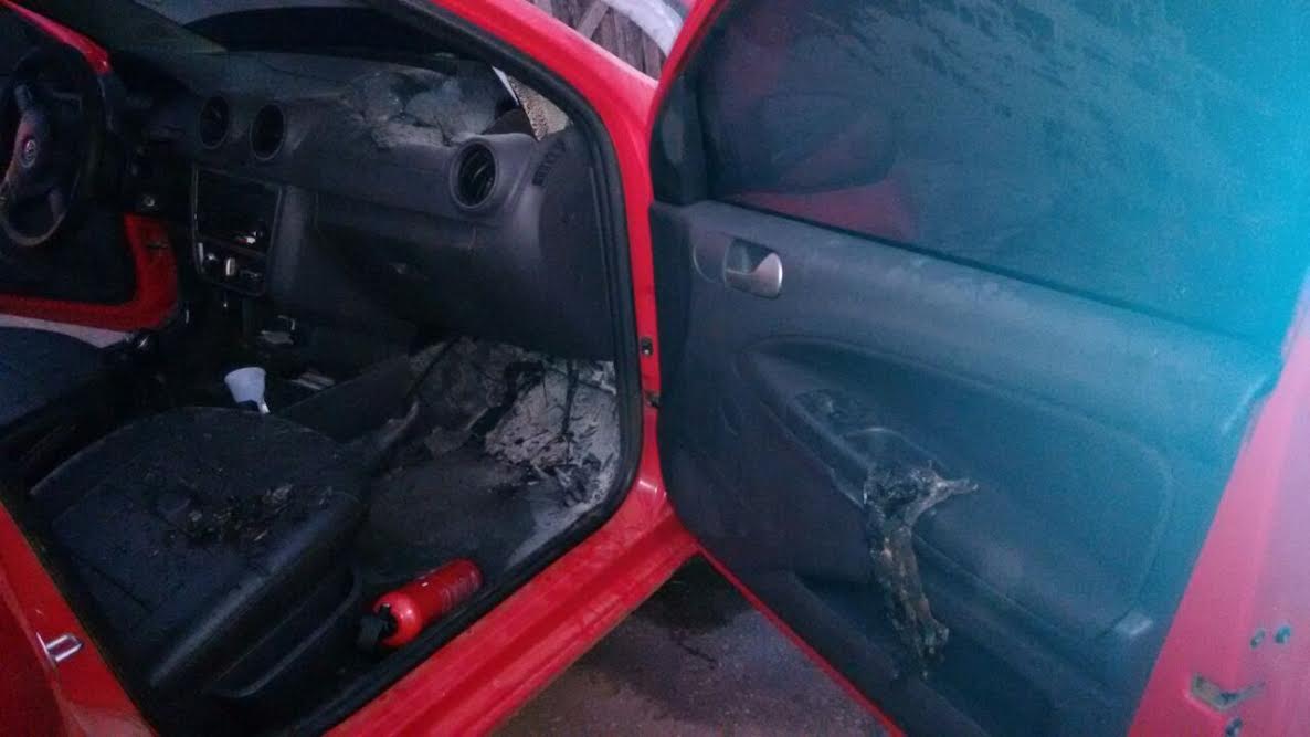 Mulher acorda com carro em chamas e acredita que incêndio tenha sido criminoso