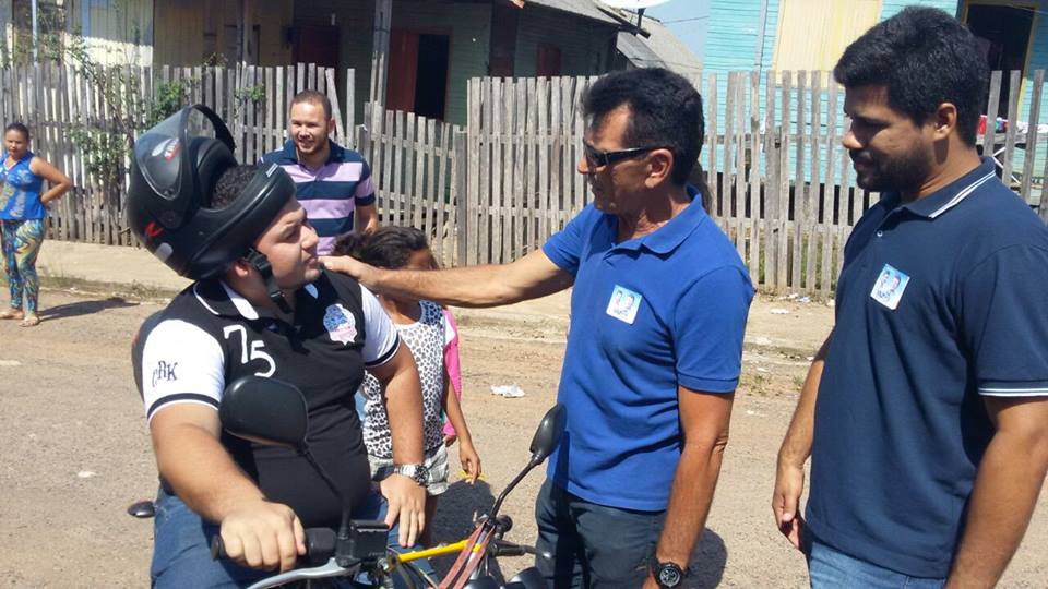 Vaz e Francineudo visitam comunidade do São Francisco e caminham ao lado de apoiadores