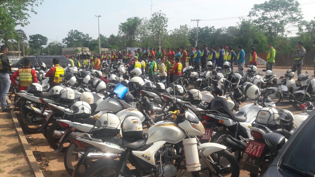 Mototaxistas realizam manifestação contra transporte ilegal