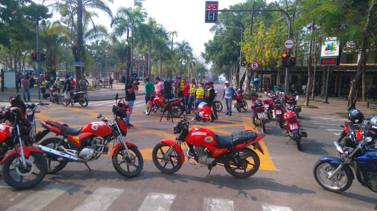 “Não posso carregar nem minha mulher na moto”, diz motofretista em protesto