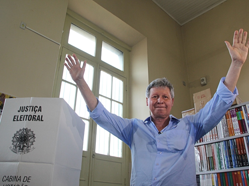 Arthur Virgílio lidera disputa por prefeitura; Silas Câmara patina nas últimas posições