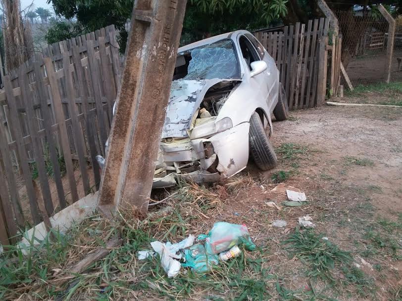 Veículo superlotado, e quatro crianças a bordo, colide com poste na Via Verde