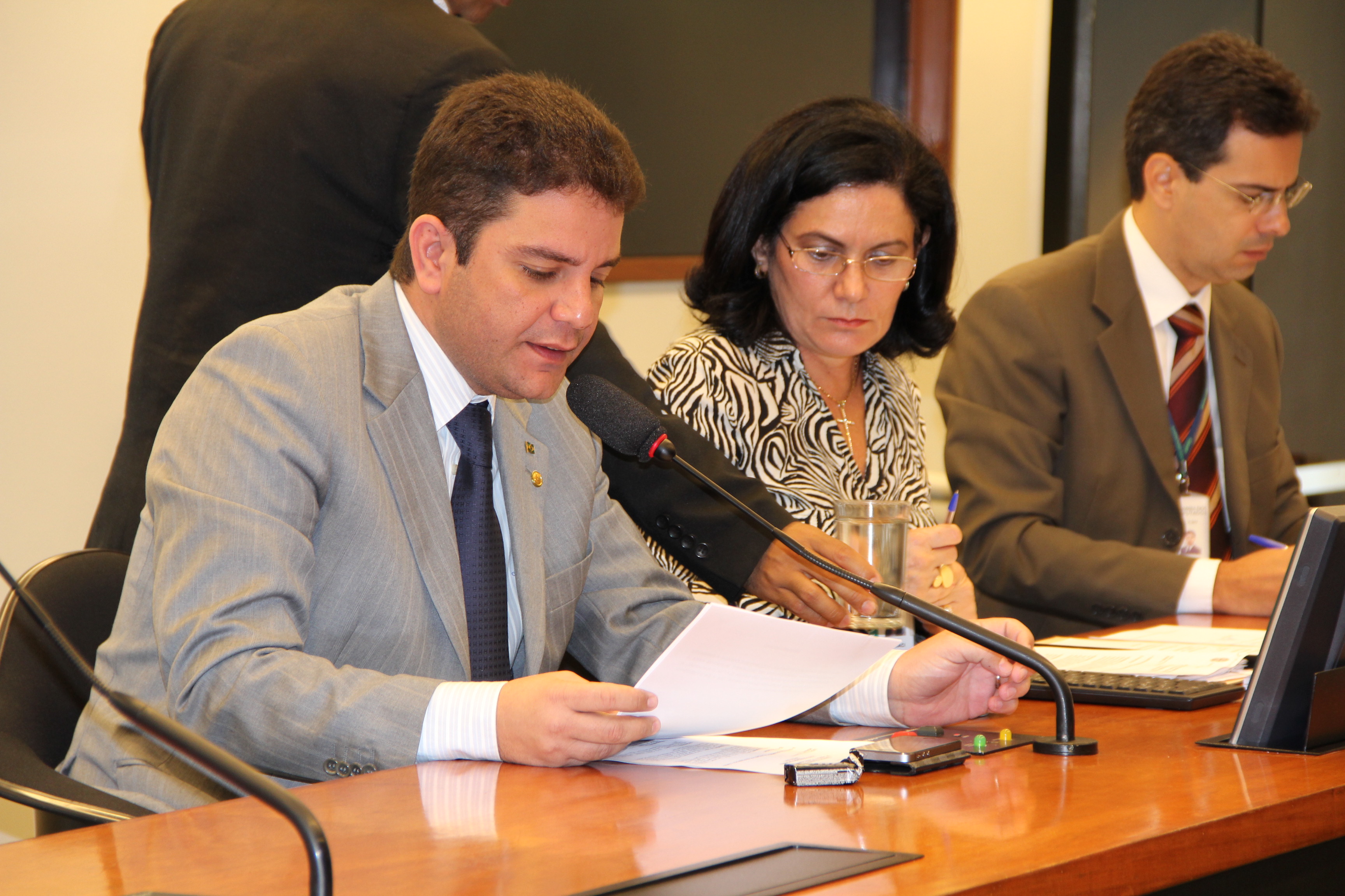 Cameli anuncia implantação de geradores com energia sustentável para 9 municípios acreanos
