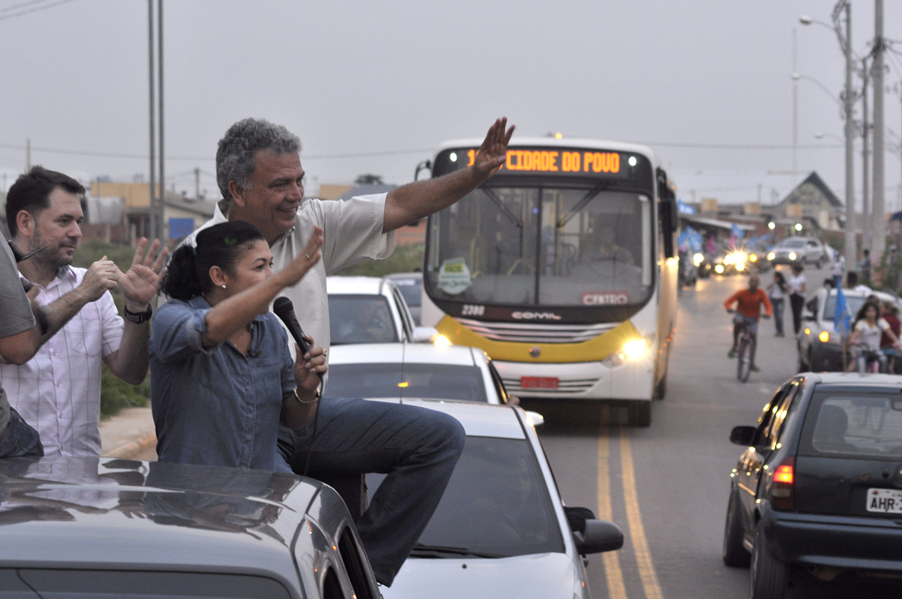 Eliane Sinhasique e Alysson levam carreata de apoiadores até a Cidade do Povo