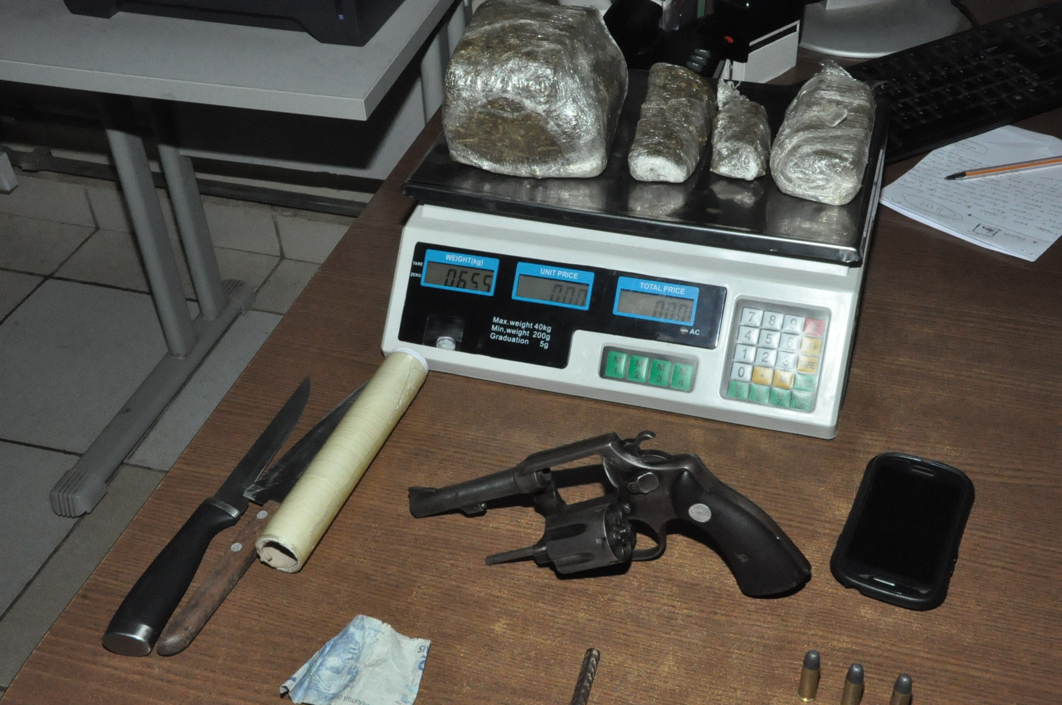 Bope prende dois homens com drogas e revólver, acusados de assaltar oficina