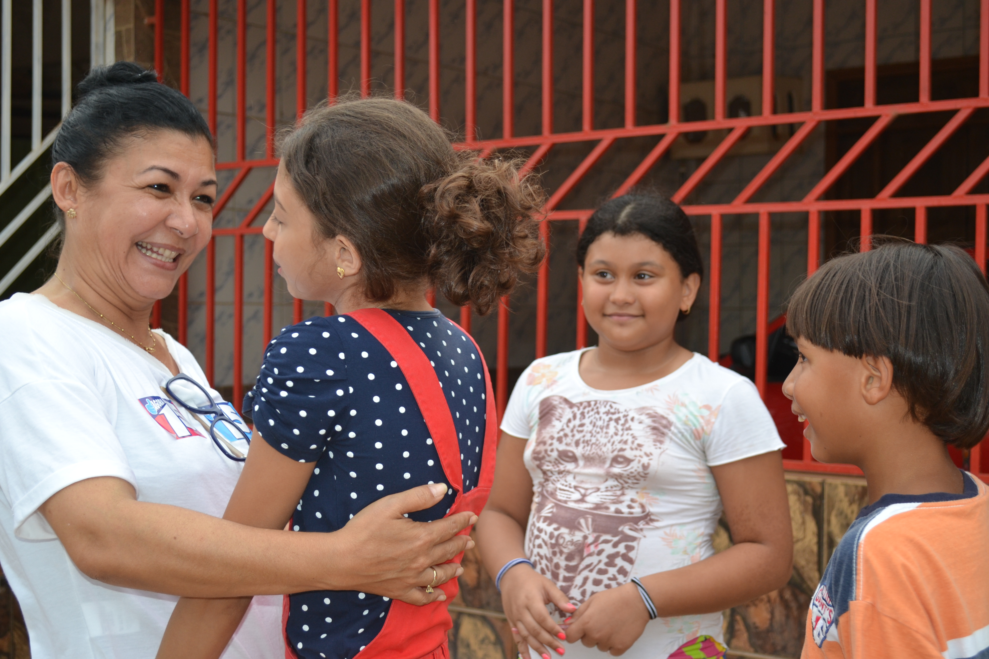 Com muito carinho, Eliane Sinhasique é recebida por apoiadores no bairro Belo Jardim