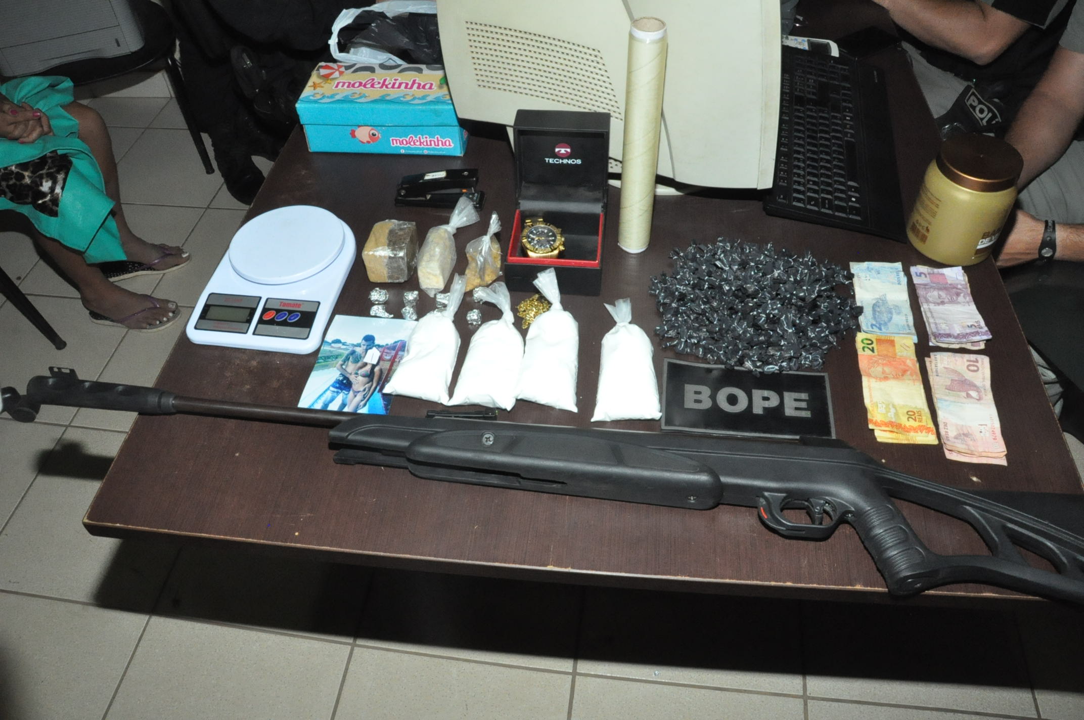 BOPE desmonta ‘boca de fumo’ e apreende cocaína, maconha e outras drogas; suspeito fugiu