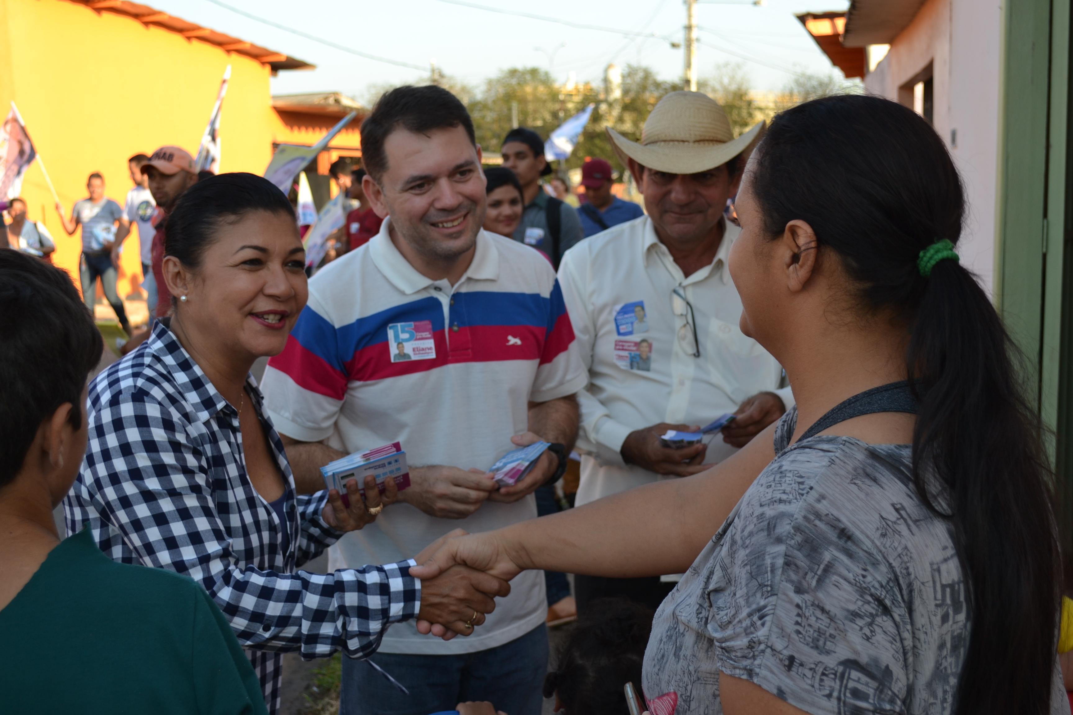 Eliane Sinhasique e Alysson Bestene caminham no Bairro Adalberto Aragão