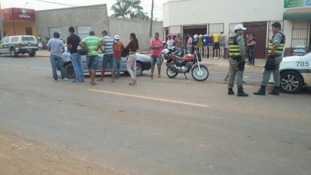 Jovem de 16 anos fica ferida gravemente em acidente envolvendo carro e moto