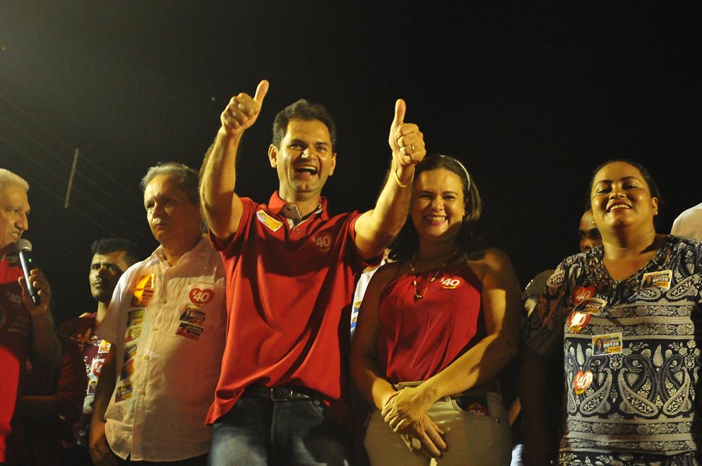 Primeiro comício de Mano Rufino reúne multidão na Rua Siqueira Campos, em Sena