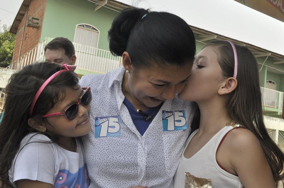 Eliane Sinhasique leva caravana do 15 para os bairros Conquista e Santa Quitéria