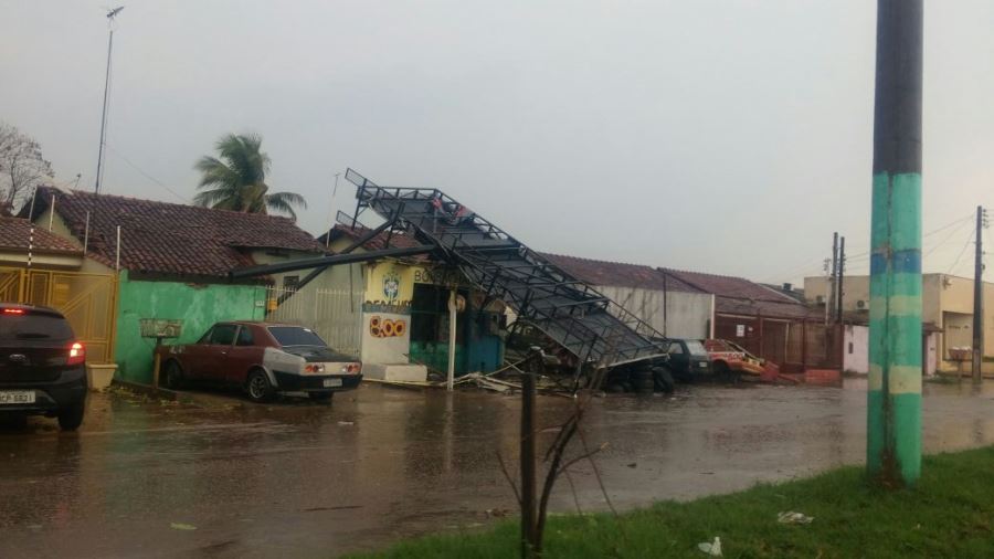 Ventos fortes e chuva com granizo derrubam torre da Record em RO