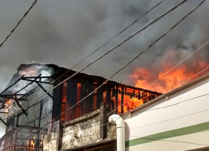 Incêndio destrói bar no Mercado Velho; causa ainda é desconhecida