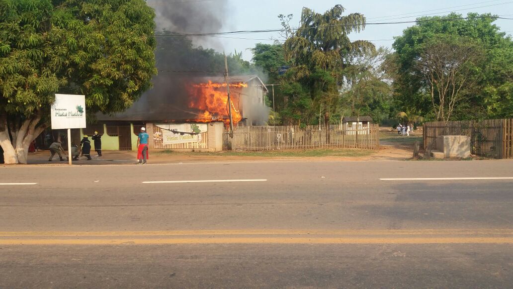 Incêndio destrói cozinha de restaurante no Segundo Distrito da Capital