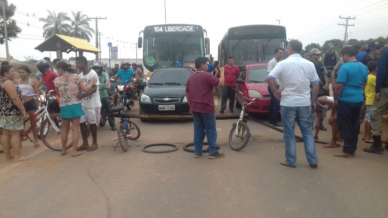 Moradores do bairro Belo Jardim fecham BR-364 e protestam por melhorias no local