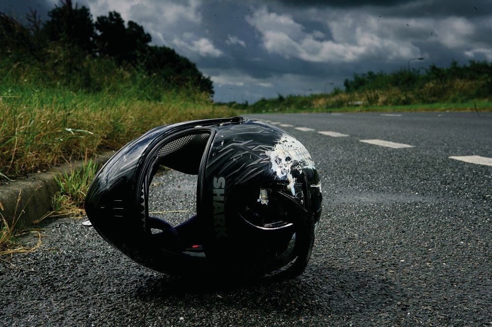 Após grave acidente de motocicleta, homem fica com rosto destroçado e morre