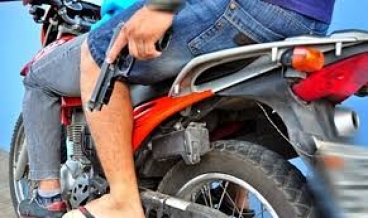 Jovem é assassinado com 3 tiros na Baixada da Sobral; suspeitos fugiram de moto