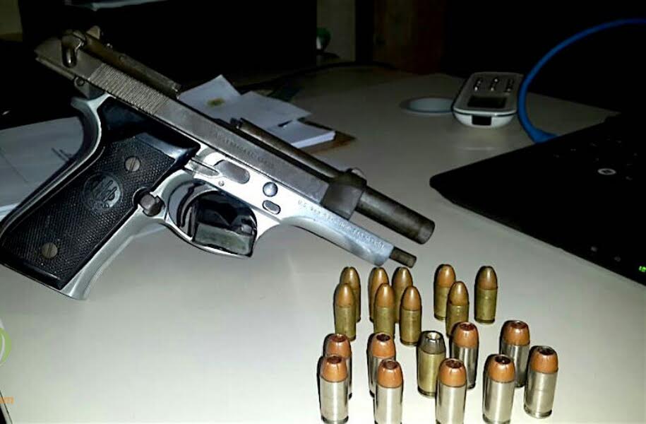 PM prende homem e apreende adolescente com pistola americana