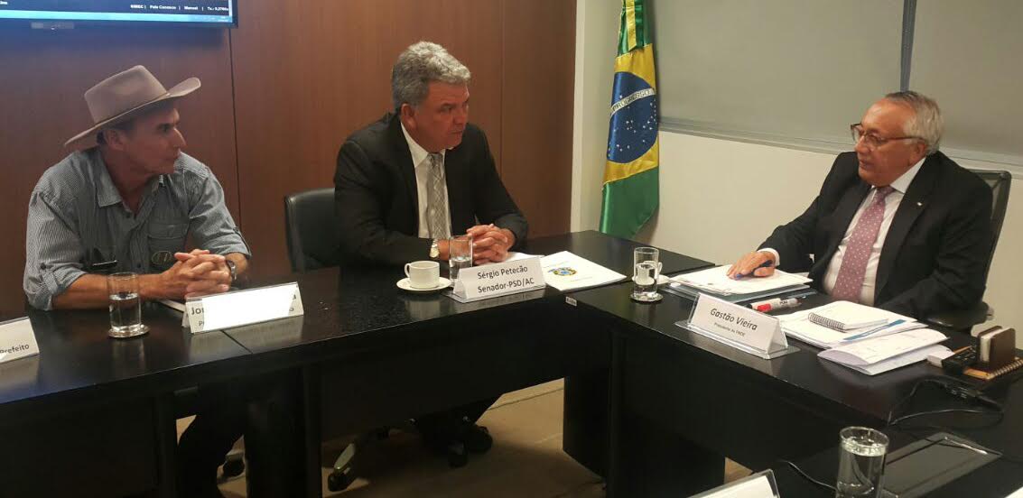 À esquerda o prefeito de Brasiléia, Jorge da Fazenda (PSD), senador Sérgio Petecão (PSD) e o presidente do FNDE, Gestão Vieira/Foto: Reprodução