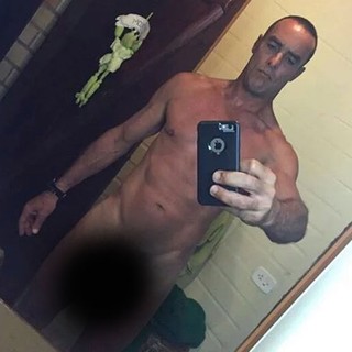 Paulo Zulu posa nu para selfie (Foto: Instagram/ Reprodução)