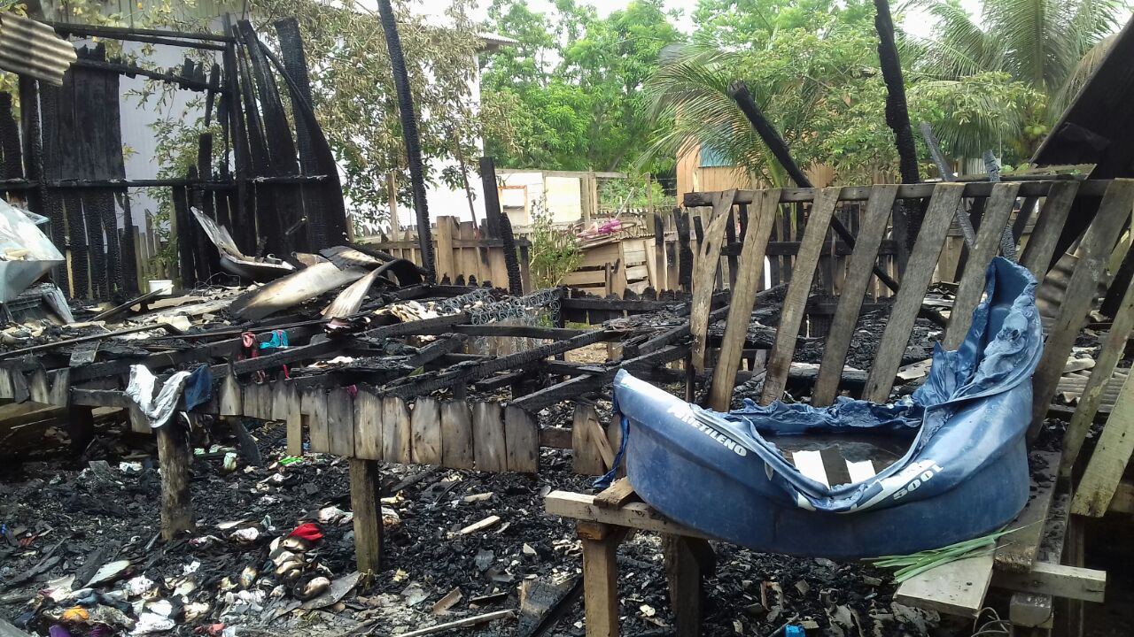 Suposto incêndio criminoso destrói casa de madeira no bairro Ayrton Sena
