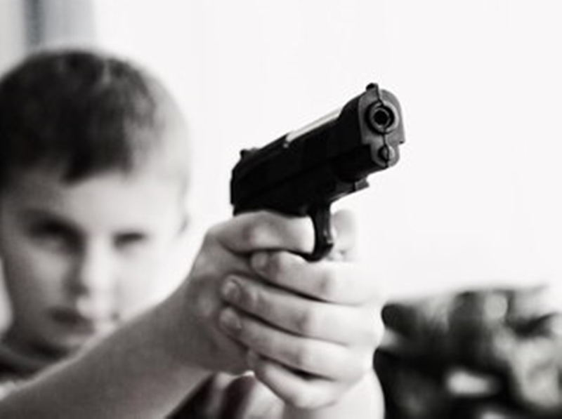 Menino de 12 anos que foi baleado durante confronto com a polícia segue em estado grave